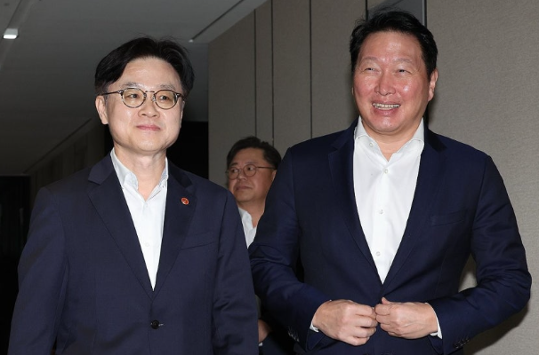 김정관 산업통상자원부 장관과 최태원 대한상공회의소 회장이 4일 서울 중구 대한상의 회관에서 만나 대화하며 이동하고 있다. (사진=연합뉴스 제공)
