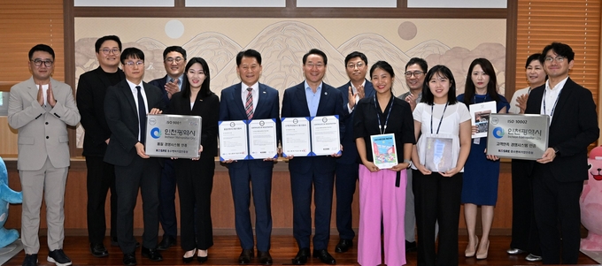 유정복 인천시장이 4일 시청 대접견실에서 열린 '품질경영(ISO 9001), 고객만족경영(ISO 10002) 국제 인증서·현판 수여식'에서 엄진엽 중소벤처기업인증원(KOSRE)원장 등 관계자들과 기념촬영을 하고 있다. ( 사진 = 인천시 제공 )