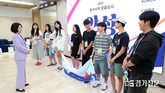 김보라 시장이 중국 후저우 청소년 문화탐방에 참가하는 관내 학생들에게 덕담을 전하고 있다. (사진=안성시 제공)