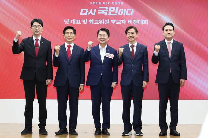 지난 3일 서울 여의도 국민의힘 당사에서 열린 제6차 전당대회 후보자 비전대회에서 주진우(왼쪽부터)·김문수·안철수·조경태·장동혁 당 대표 후보들이 기념촬영 하고 있다. (사진=연합뉴스)