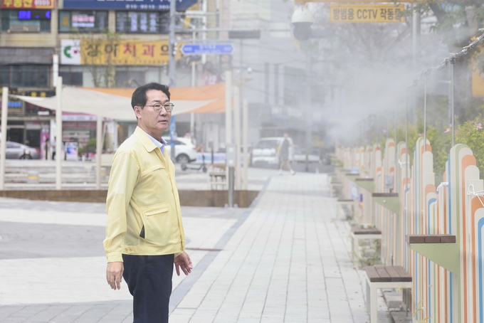 정명근 시장이 쿨링포그 시설을 점검하고 있다. (사진=화성특례시 제공)