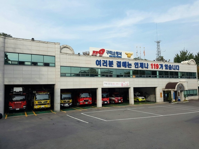 구리소방서는 8월 중 관내 전기자동차 충전시설이 설치된 공동주택을 대상으로 전기자동차 화재예방 요령 매뉴얼을 배부한다. (사진=구리소방서 제공)