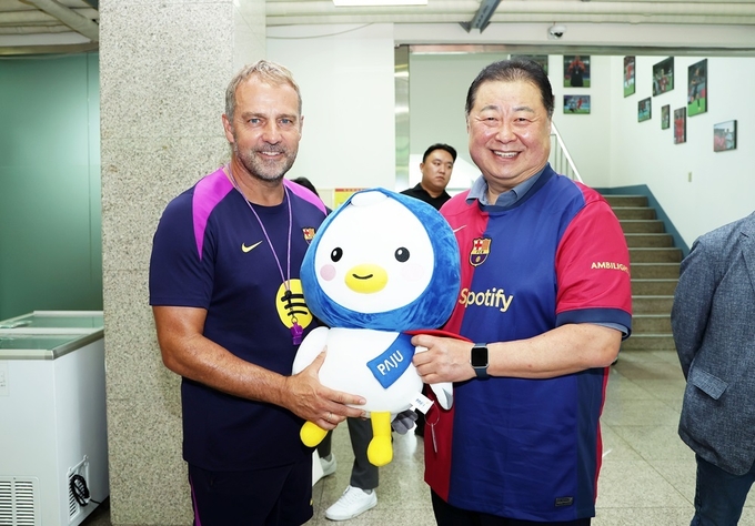 세계 축구명문인 FC바르셀로나가 파주 축구국가대표훈련원인 NFC를 찾아 공식훈련에 들어간 가운데 김경일 시장이 한지 플릭 감독을 만나 파주시 마스코트인 파랑이를 전달하고 있다. (사진=파주시 제공)<br>
