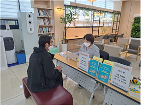 서구청 1층 민원봉사실에서 진행되고 있는 ‘2025년도 찾아가는 주거복지상담실’. ( 사진 = 인천도시공사 제공 )