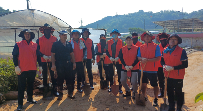 과천도시공사 관계자들이 충청남도 예산군 봉산면 구암리를 찾아 수해복구지원 활동을 펼쳤다. (사진=과천도시공사 제공)