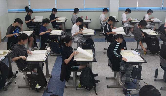 지난해 용인시 수지구 용인홍천고등학교에서 학생들이 9월 모의평가 시험 준비를 하고 있다. (사진=옥지훈 기자)