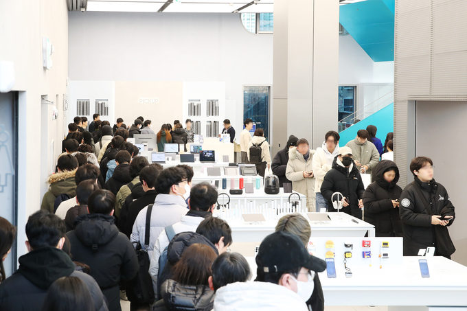 지난 2월 삼성 강남에서 '갤럭시 S25 시리즈' 사전 개통을 위해 방문한 고객들 (사진=삼성전자 제공)