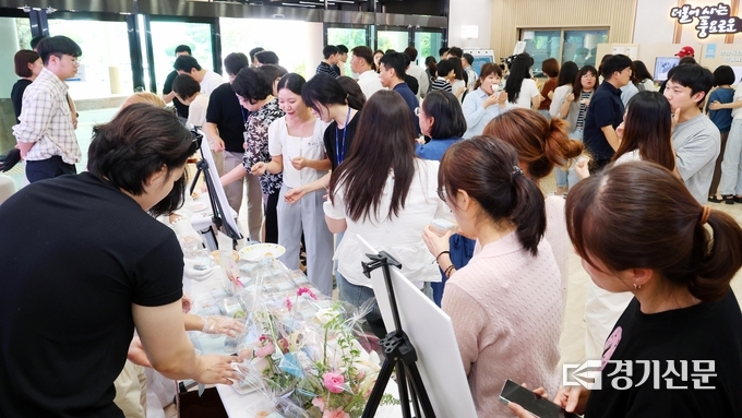 2025 안성맛춤 디저트 공모전에서 전문가와 대학생 평가단이 출품 디저트를 시식하고 있다. (사진=안성시 제공)