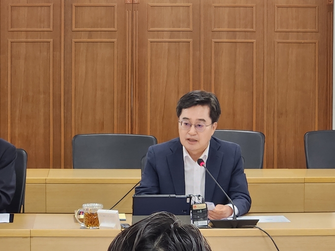 5일 경기도청 율곡홀에서 김동연 경기도지사가 경기도 현안대책회의를 주재하고 있다. (사진=이유림 기자)