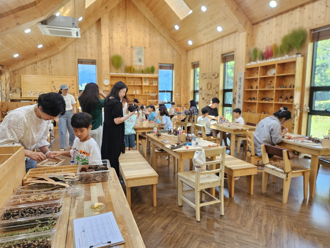 자연공방 체험을 하고 있는 시민들. (사진=시흥시 제공)