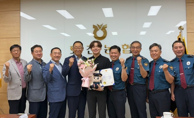 회천농협 김동준 직원이(가운데) 양주경찰서로 부터 감사장과 포상금을 수상했다. (사진=양주경찰서 제공)