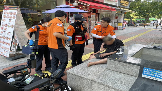 4일 군포소방서 소속 소방관들이 거리에서 의식을 잃고 쓰러진 시민을 신속하게 구조하고 있다. (사진=군포소방서 제공)
