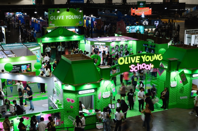 CJ올리브영이 66개 K뷰티 브랜드들과 함께 꾸린 'KCON LA 2025' 올리브영 부스가 현지 관람객들로 북적이고 있다. (사진=CJ올리브영 제공)