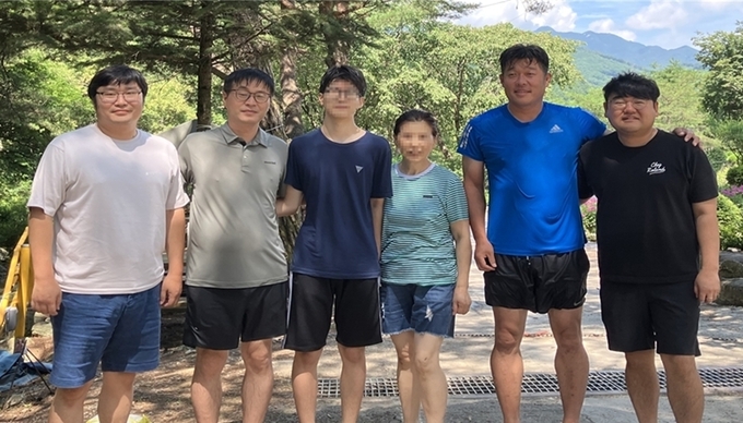 왼쪽부터 진수호 주무관, 문제영 차장, 구조된 아들과 어머니, 장복수 차장, 김동욱 대리. (사진=여주도시공사 제공)