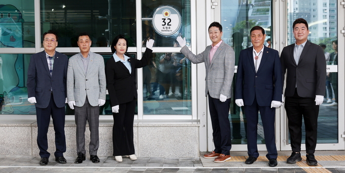 경기도의회 김진경(오른쪽 3번째) 의장과 정윤경(민주·군포1·오른쪽 4번째) 부의장, 김규창(국힘·여주2·오른쪽 2번째) 부의장 등이 5일 경기도의회 앞에서 기념촬영을 하고 있다. (사진=경기도의회 제공)