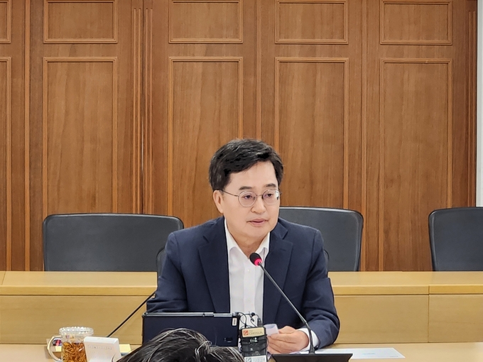 5일 경기도청 율곡홀에서 김동연 경기도지사가 경기도 현안대책회의를 주재하고 있다. (사진=이유림 기자)