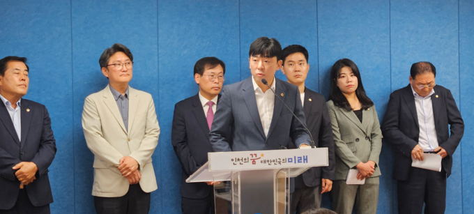 5일 인천시청 브리핑룸에서 열린 ‘제3연륙교 요금·명칭 관련 의견 개진’ 기자회견 중 신성영 인천시의원이 관련 질문을 받고 있다. ( 사진 = 인천시의회 제공 ) 