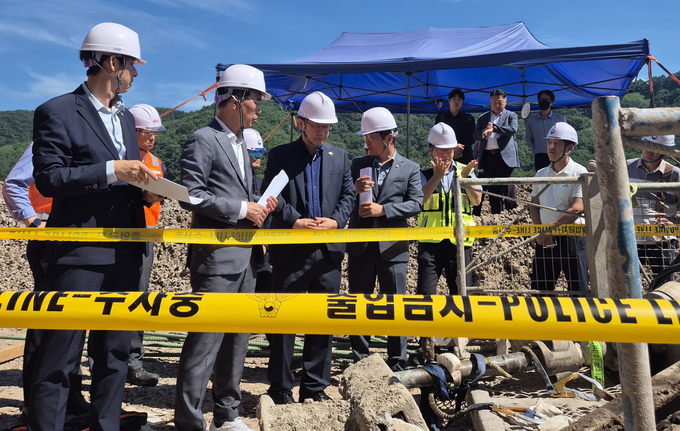  지난 31일 오전 더불어민주당 산업재해예방 태스크포스(TF)와 안호영 국회 환경노동위원장이 최근 노동자 사망사고가 발생한 포스코이앤씨의 경남 함양울산고속도로 의령나들목 공사 현장을 둘러보고 있다. (사진=연합뉴스)