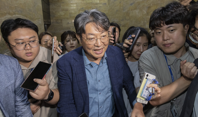 차명 주식거래 의혹이 제기된 국회 법제사법위원장 더불어민주당 이춘석이 의원이 5일 국회에서 열린 본회의에 참석한 뒤 본회의장을 빠져나가다 취재진 질문을 받고 있다. (사진=연합뉴스)