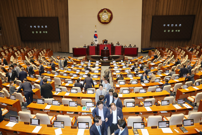 5일 국회 본회의에서 방송문화진흥회법 일부개정법률안에 대한 김장겸 국민의힘 의원의 무제한 토론이 시작되자 여당 의원들이 퇴장하고 있다. (사진=연합뉴스)