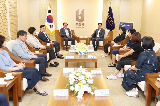 조용익 부천시장, 부천농협 이호준 조합장이 임직원들과 담소를 나누고 있다. (사진=부천시 제공)