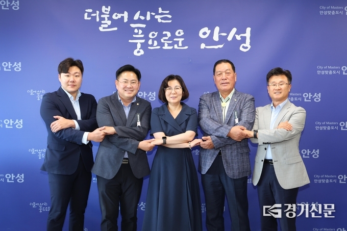 완쪽부터)최승혁 시의원, 최호섭 운영위원장, 김보라 시장, 안정열 의장, 남상은 부시장. (사진=안성시 제공)