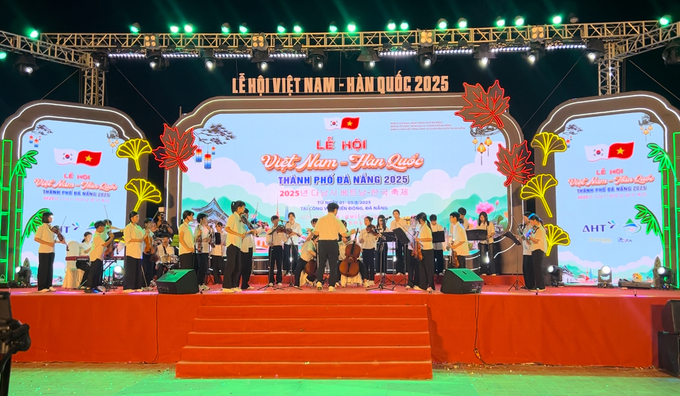 <strong>꿈누리청소년오케스트라 단원들이 </strong>한국-베트남 페스티벌의 주요 무대에서 개막식 축하 공연과 폐막일 공연을 연주하고 있다. (사진=의왕시 제공) 