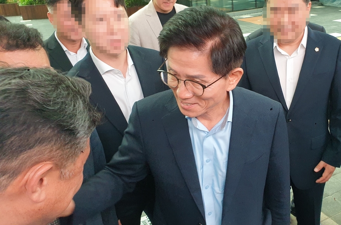 김문수 국민의힘 당대표 후보가 6일 경기도의회 앞에서 경기도의회 직원을 격려하고 있다. (사진=나규항 기자)