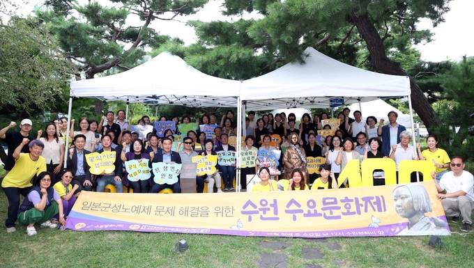 6일 개최된 제100차 수원수요문화제 참석자들이 함께하고 있다. (사진=수원시의회 제공)