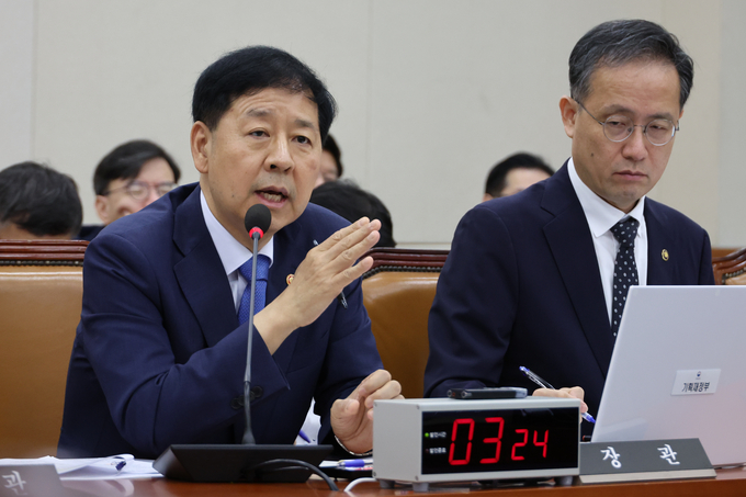 구윤철 부총리 겸 기획재정부 장관이 6일 국회 기획재정위원회 전체회의에서 한미 관세 협상 관련 현안 질의에 답하고 있다. (사진=연합뉴스)