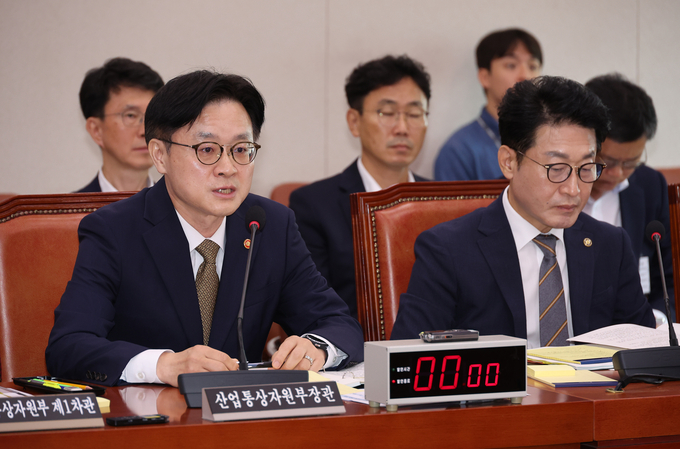6일 서울 여의도 국회에서 열린 산업통상자원중소벤처기업위원회 전체회의에서 김정관 산업통상자원부 장관이 의원 질의에 답하고 있다.
