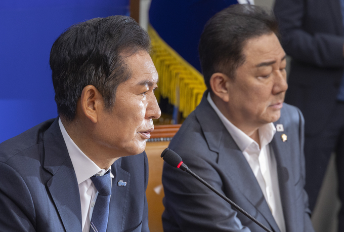정청래 더불어민주당 대표가 6일 국회에서 열린 최고위원회의에서 차명 주식 거래 의혹으로 탈당한 이춘석 전 국회 법사위원장에 대한 제명 결정을 발표하고 있다. 연합뉴스