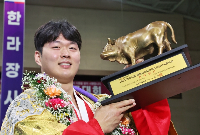 6일 충북 영동체육관에서 진행된 '위더스제약 2025 민속씨름 영동세계국악엑스포장사씨름대회'에서 한라장사에 등극한 박민교(용인시청)가 기념사진을 찍고 있다. (사진=대한씨름협회 제공)