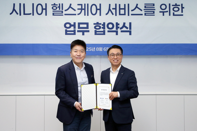 지난 6일 GC케어와 시니어 헬스케어 서비스를 위한 업무협약을 체결하고 강대오 신한은행 자산관리솔루션그룹장(오른쪽)과 김진태 GC케어 대표가 기념촬영하는 모습 (사진=신한은행 제공)