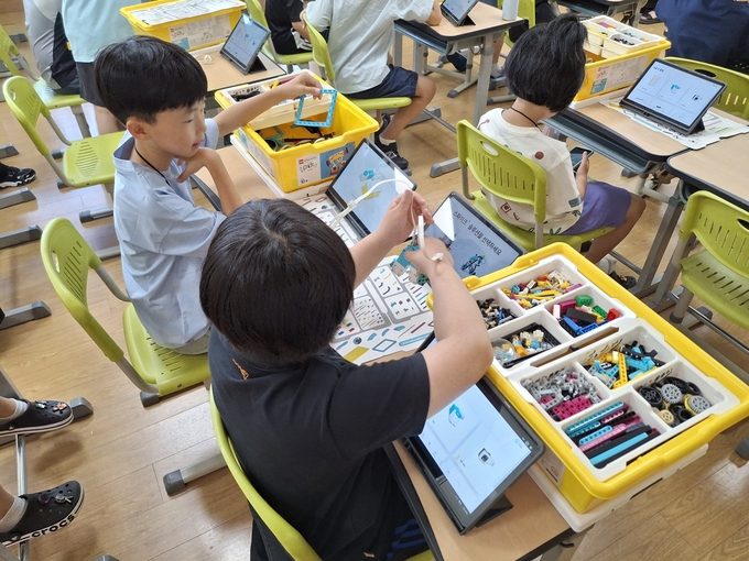 오산나래 레고틱스 아카데미 공유학교’가 화성초등학교 거점활동교 공간에서 운영되고 있다. (사진=화성오산교육지원청 제공)