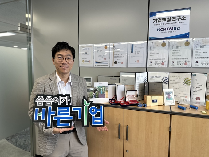 대한적십자사 기업사회공헌 프로그램 '씀씀이가 바른기업' 캠페인에 참여하고 있는 김시열 주식회사 케이켐비즈 대표. (사진=대한적십자사 경기도지사 제공)