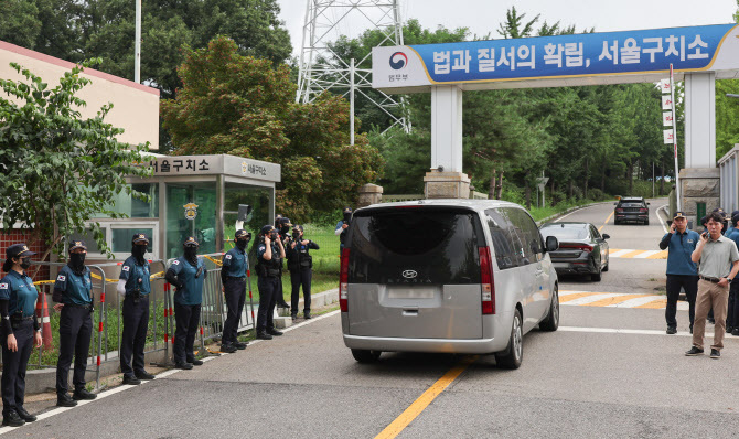 7일 민중기 특별검사팀이 조사에 불응하는 윤석열 전 대통령을 체포해 구인하기 위해 경기도 의왕시 서울구치소로 들어가고 있다. (사진=연합뉴스) 