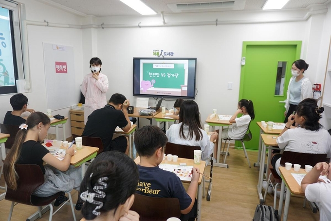 광주시어린이급식관리지원센터가 여름 방학 지역 아동들을 대상으로 ‘건강한 당 섭취’ 영양교육을 진행하고 있다. (사진=광주시 제공)