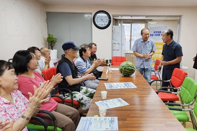 지난 6일 권선2동 지역사회보장협의체 위원과 권선2동 맞춤형복지팀 직원들이 관내 경로당에 수박을 전달했다. (사진=수원시 권선구 제공)