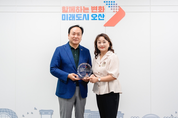 오산시, 임은숙 경기도가정어린이집연합회장 ‘1일 명예시장’ 위촉식 장면. (사진=오산시 제공)