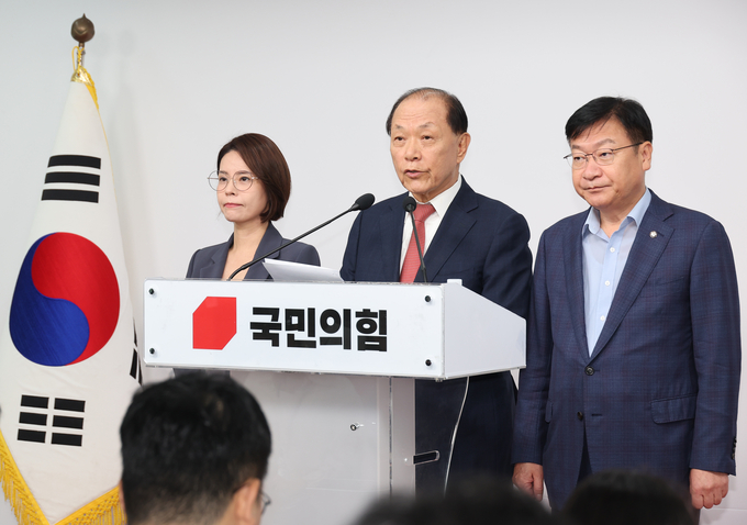 국민의힘 황우여 선거관리위원장이 7일 서울 여의도 중앙당사에서 당 대표 및 최고위원 선출을 위한 전당대회 본경선 진출자를 발표하고 있다. (사진=연합뉴스)
