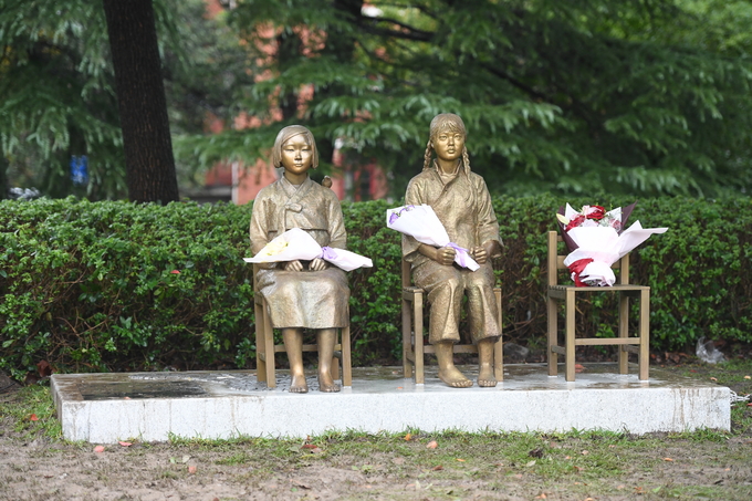 중국 상하이대학교 내에 건립된 한 중 평화의 소녀상(사진/화성특례시제공)