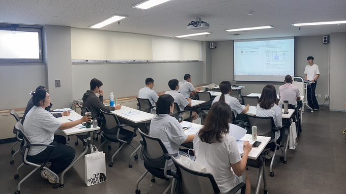 7일 경기도체육회관 2층에 위치한 도장애인체력인증 수원센터 회의실에서 진행된 '2025년 상반기 전임체육지도자 직무교육'에 참석한 전임체육지도자들의 모습. (사진=경기도장애인체육회 제공) 