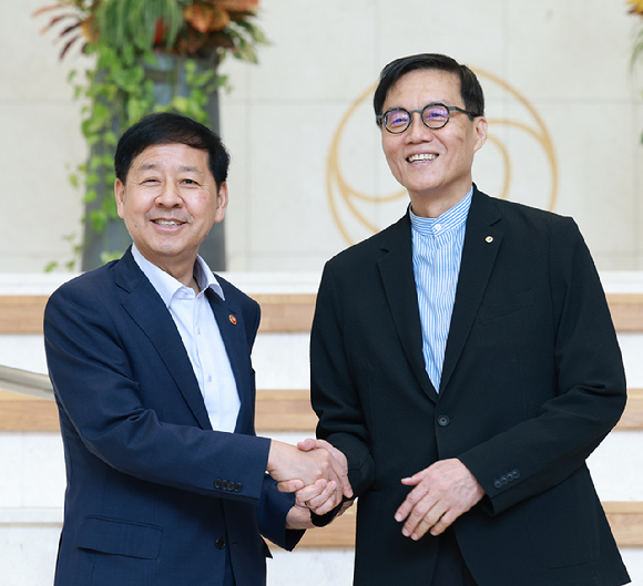 7일 한국은행을 방문한 구윤철 경제부총리와 이창용 한은 총재가 기념사진을 촬영하고 있다. (사진=한국은행 제공)