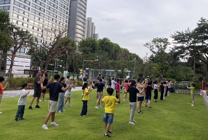 과천시 야간 걷기 교실에 참여한 시민들이 강사의 지도 아래 준비운동을 하고 있다. (사진=과천시 제공)