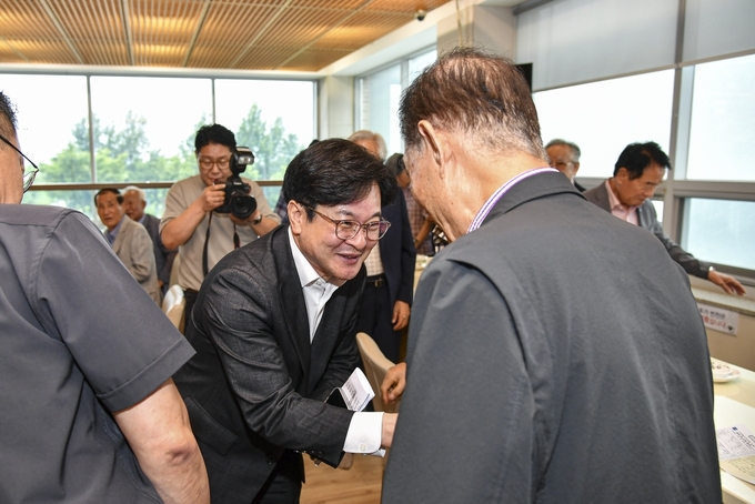 김병수 시장이 (사)대한노인회 김포시지회 임원 및 14개 분회장을 찾아 인사 문안을 하고 있다. (사진=김포시 제공)