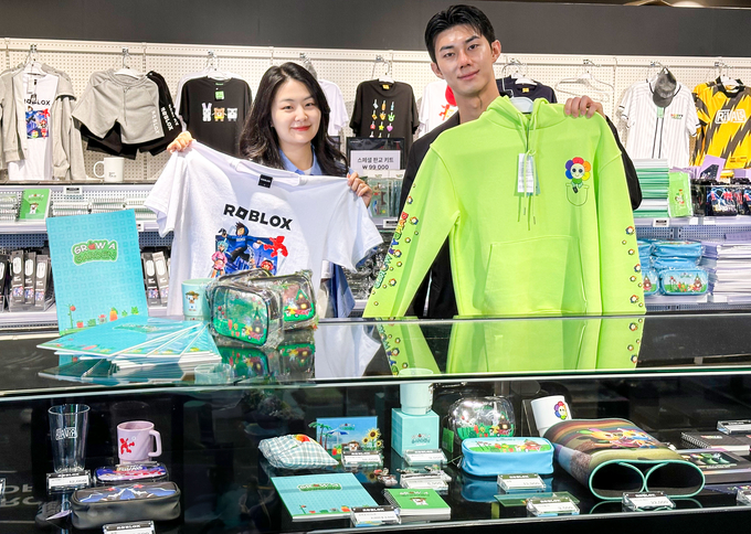 7일 성남시 분당구에 위치한 현대백화점 판교점 지하 1층 대행사장 로블록스 팝업스토어에서 직원들이 공식 한정판 굿즈를 소개하고 있다. (사진=현대백화점 제공)