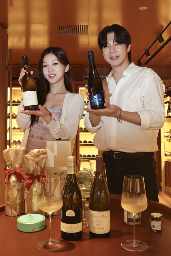 신세계백화점 강남점 ‘하우스오브신세계’ 1층 와인셀러에서 전문 소믈리에가 직접 엄선한 5만~6만 원대 화이트·스파클링 와인을 만나볼 수 있다. (사진=신세계백화점 제공)