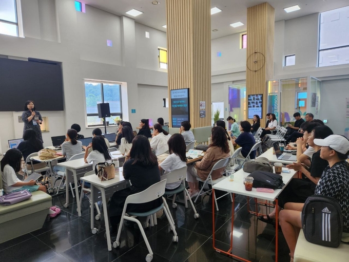  7일 경기도교육청이 경기에듀테크소프트랩에서 '읽고, 보고, 생각하는 디지털 리터러시 캠프'를 개최했다. (사진=경기도교육청 제공)