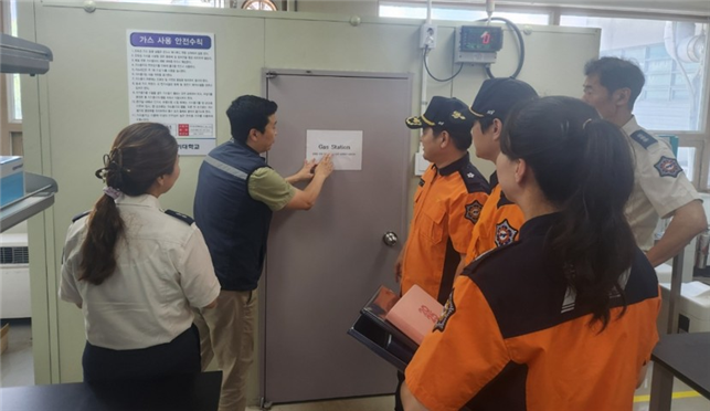  7일 수원소방서가 관내 대학교 실험실을 대상으로 현장 점검 및 위험물 안전관리에 나섰다. (사진=수원소방서 제공)